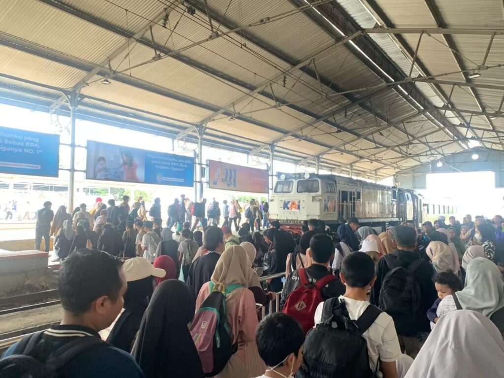 KAI-Diburu-Pemudik-1