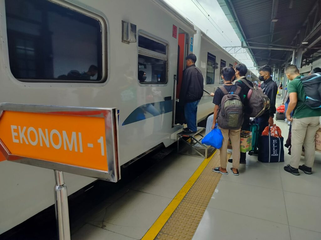 KAI-puncak-mudik-2-4