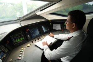 Lebih-Dekat-Masinis-6