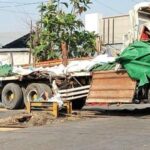 Truk-ditabrak-KA-di-Kaligawe-Semarang-4