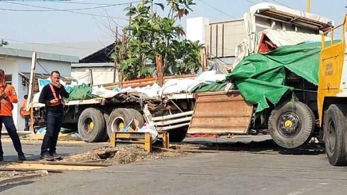Truk-ditabrak-KA-di-Kaligawe-Semarang