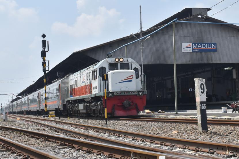 suasana-di-dalam-kereta-api-ka-sancaka-relasi-surabaya-yogyakarta_200420134230-462-1